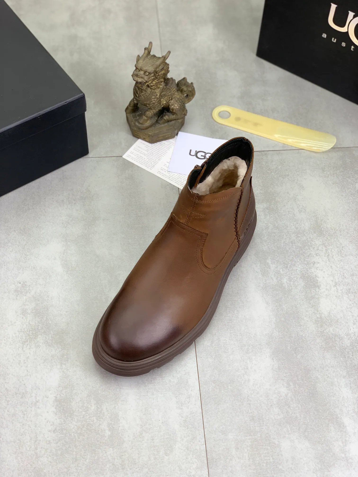 Factory price P640 💶[UGG] (full wool lining) Top-end high-quality fur integrated warm snow boots from Australia's warm luxury men's shoes brand, UGG-5877 official website synchronized, made of imported cowhide, carefully sewn...Imported rubber outsole (comfortable, soft, wear-resistant) The quality is really great...Exquisite workmanship, you can't put it down at first sight, code number: 39-44 Color: 3️⃣colors available